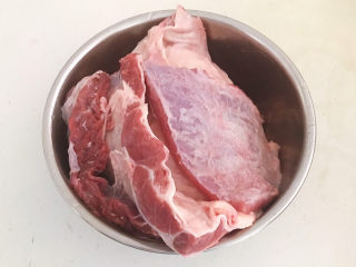 2、啤酒炖牛肉,把牛肉清洗干净