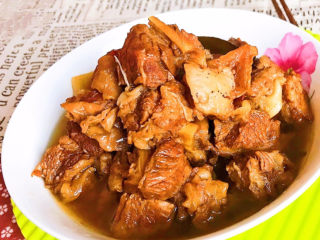 21、啤酒炖牛肉,啤酒炖牛肉鲜香软糯，风味独特，非常美味~