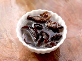 2、火腿炖白菜,木耳洗净后进行泡发。