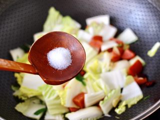 8、火腿炖白菜,加入适量的盐调味。