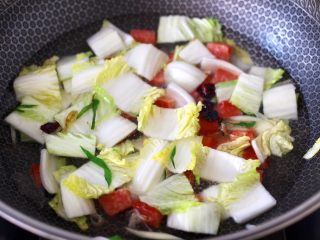 9、火腿炖白菜,锅中倒入适量的清水。