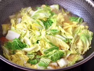 13、火腿炖白菜,加入剩下的大白菜叶，继续大火烧开。