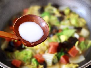 14、火腿炖白菜,加入提前化开的淀粉勾芡。