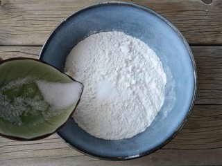 2、腐乳葱香饼,面粉倒入盆中，加一点白糖，搅拌均匀。