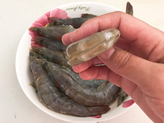 3、明虾煲,给大明虾开背