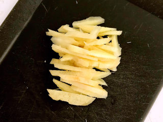 5、明虾煲,鲜姜削皮后切成丝