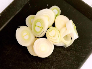 6、明虾煲,大葱段切成葱花