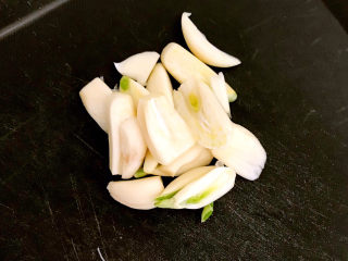 7、明虾煲,大蒜切成小片
