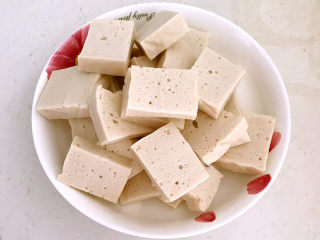 11、明虾煲,把豆腐切成小片