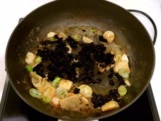 18、明虾煲,加入豆豉，翻炒均匀