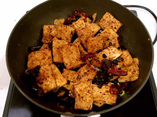 20、明虾煲,加入煎好的豆腐，翻炒均匀