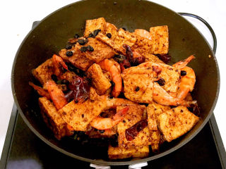 22、明虾煲,翻炒均匀即可，明虾煲就做好了~