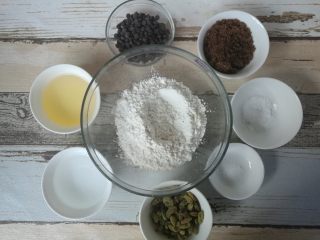 1、红糖巧克力曲奇,准备好材料。