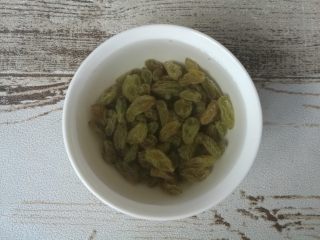 2、红糖巧克力曲奇,葡萄干用水(方子外)浸泡20分钟。