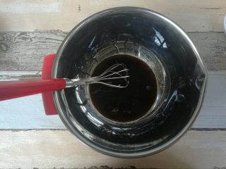 3、红糖巧克力曲奇,红糖和热水混合搅拌至红糖融化。