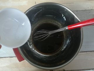 4、红糖巧克力曲奇,红糖水里倒入玉米油,混合搅拌均匀后,加入盐混合均匀。