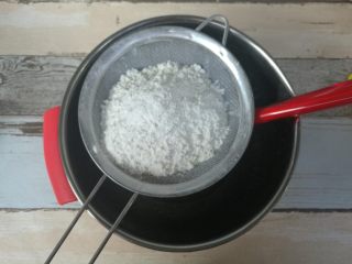 5、红糖巧克力曲奇,泡打粉和低筋粉混合筛入步骤5内。