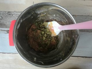 6、红糖巧克力曲奇,倒入葡萄干。