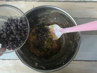 7、红糖巧克力曲奇,倒入巧克力豆豆, 用刮刀压拌均匀,没有干粉即可。