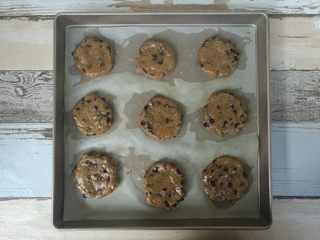 8、红糖巧克力曲奇,戴一次性手套揉成小面团(或者用小勺子舀入烤盘),排入烤盘内,压扁。