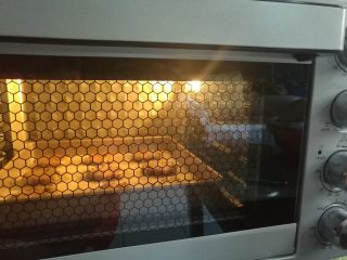 9、红糖巧克力曲奇,送入预热好的烤箱上下火175度烘烤12分钟。