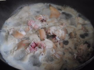 3、南乳猪蹄,大约煮沸2分钟