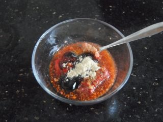 7、南乳猪蹄,调入酱油，蚝油，老抽和胡椒粉