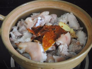 9、南乳猪蹄,把调好的酱汁倒入锅内，加入姜片拌匀