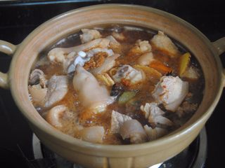 11、南乳猪蹄,大火煮开后转小火炖煮30分钟