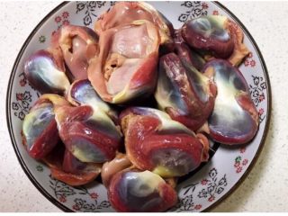 3、酸辣鸡胗,新鲜的鸡胗清洗干净