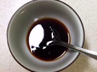 12、酸辣鸡胗,调制碗汁：碗里加入陈醋