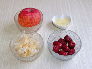 1、苹果银耳红枣汤,准备食材。
