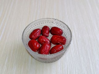 2、苹果银耳红枣汤,红枣洗干净，冷水泡5分钟。