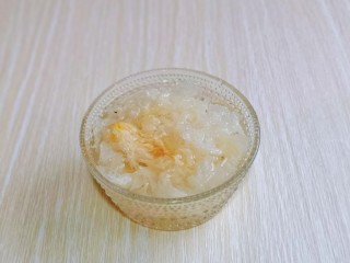 3、苹果银耳红枣汤,银耳冷水冲两遍，再泡发。