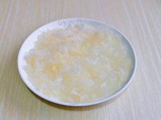 4、苹果银耳红枣汤,泡发的银耳撕小朵。