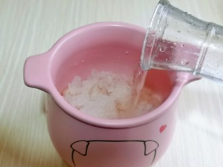 6、苹果银耳红枣汤,再加入纯净水，水量可以适当多一点。