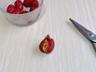 7、苹果银耳红枣汤,红枣去核，依次做完。