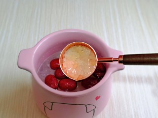 8、苹果银耳红枣汤,按个人口味加入冰糖，喜欢甜的多放一点。
