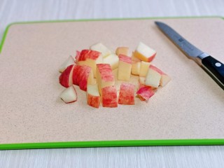 11、苹果银耳红枣汤,苹果洗干净，切小块。(苹果一定要等银耳熬好后再切，避免氧化)