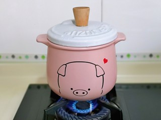 10、苹果银耳红枣汤,盖上盖子，大火烧开，转小火慢熬。