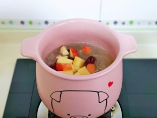12、苹果银耳红枣汤,银耳熬到浓稠，加入苹果丁。