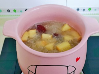13、苹果银耳红枣汤,加入枸杞再熬5-8分钟即可关火，喜欢苹果软一点口感的，可以适当加长时间。