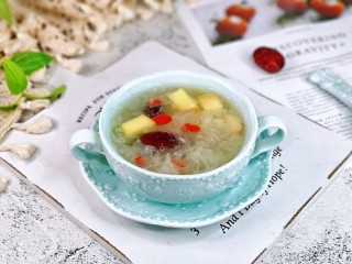 14、苹果银耳红枣汤,盛出装碗，即可食用。