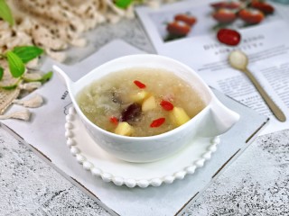 15、苹果银耳红枣汤,春季干燥，适当多喝一些银耳羹呦～