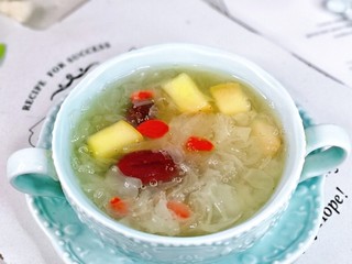 16、苹果银耳红枣汤,加入了苹果与红枣，营养美容又好喝。