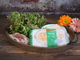 1、荠菜鸡肉蒸饺,准备食材。