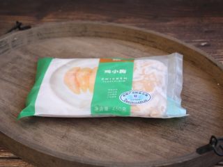 2、荠菜鸡肉蒸饺,将鸡肉提前解冻。