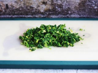 6、荠菜鸡肉蒸饺,将荠菜切成碎末。