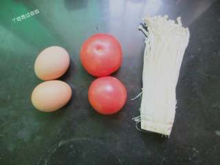 1、番茄金针菇蛋皮汤,准备食材