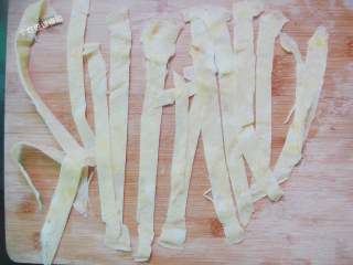 9、番茄金针菇蛋皮汤, 鸡蛋皮切条